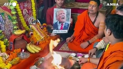 India, sostenitori di Trump eseguono rituali per augurargli lunga vita