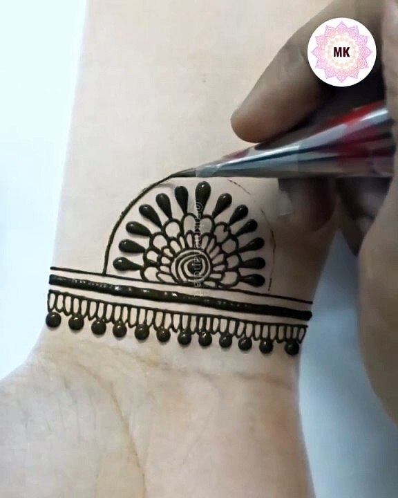 Vrushika mehta inspired mehndi design #vrushikamehta #mehndi #mehndidesign #hennadesign #mehndiindia #mehndiforbeginners #mehndiforhands #mehndiforall #mehndiforyou #mehndiforwedding #hennavibes #mkmehandiart #mkmehandi