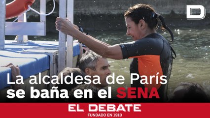La alcaldesa de París se baña en el Sena junto a Tony Estanguet para demostrar el buen estado del agua