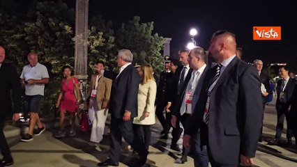 Video herunterladen: G7 Commercio, Tajani con camicia sbottonata accompagna ministri sul lungomare di Reggio Calabria