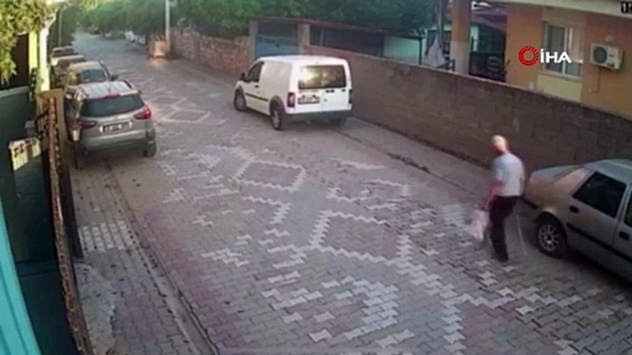 Yaşlı adamı sokak ortasında tekme tokat dövdü!