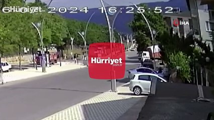Fazla yüke dayanamayan kamyon devrildi! O anlar kameraya yansıdı