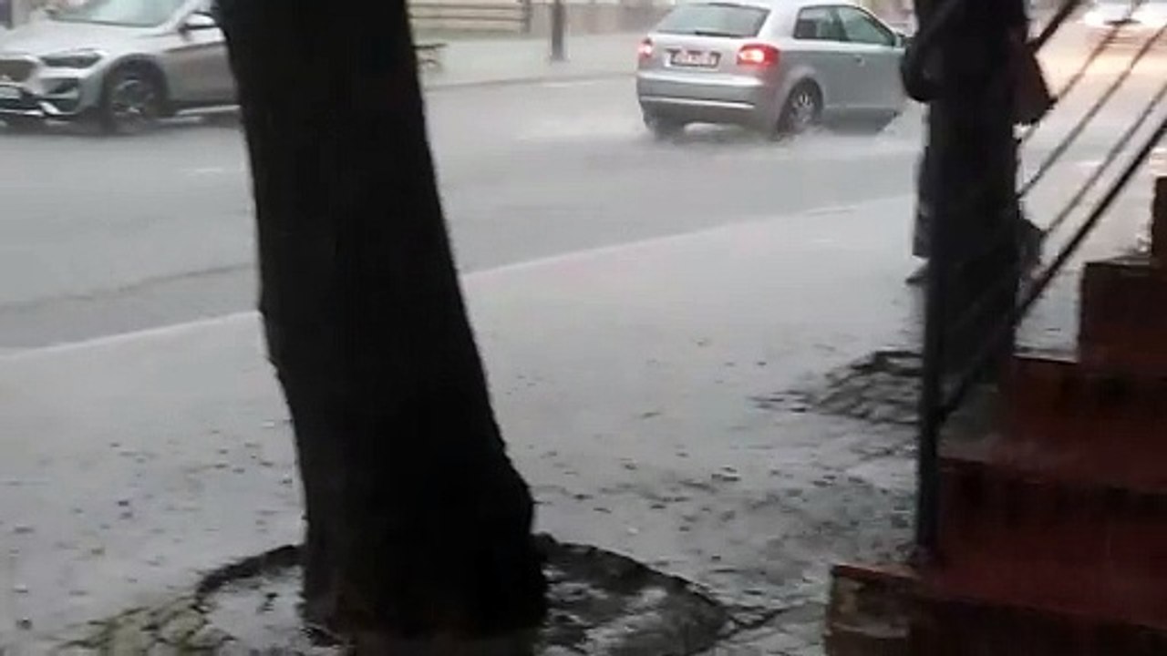 Potężna ulewa w Bytowie. Woda zalała ulice i sklepy