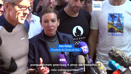 Presidente da Câmara de Paris nada nas águas do rio Sena