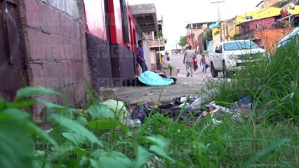 Carro fue presa de las llamas en estacionamiento de un «mall» | Móvil Emergencia TGU