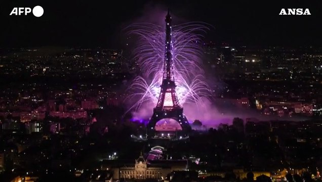 Parigi, presa della Bastiglia: i fuochi d'artificio alla Torre Eiffel