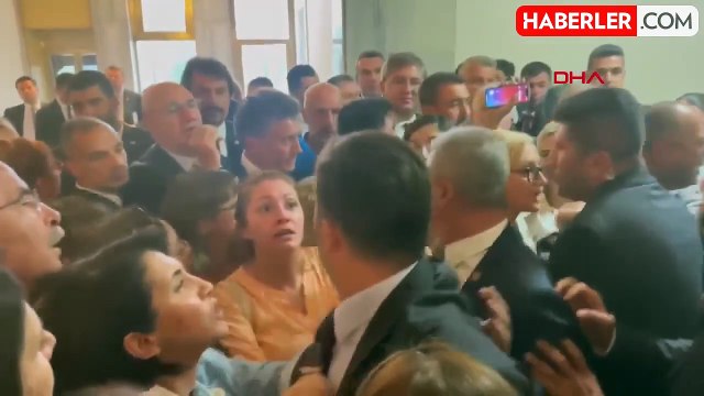 Sokak hayvanları teklifinin komisyon görüşmelerinde gerilim had safhada! İçeride tartışma, koridorda arbede yaşandı