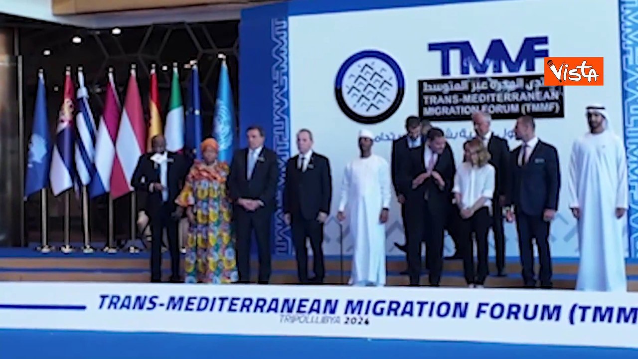 Meloni in Libia, la foto di famiglia per il Trans-Mediterranean Migration Forum a Tripoli