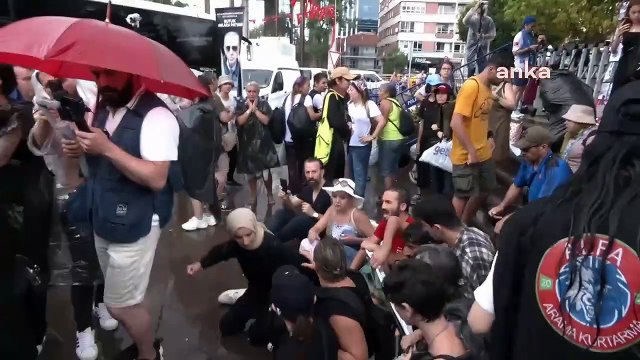 Sokak hayvanları yasa teklifi komisyonda: Meclis önündeki hayvan hakları savunucularına polis müdahale etti