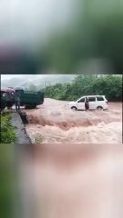 Car floats into river after heavy rain(360P)