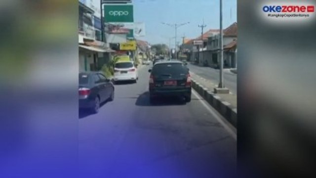 Viral! Damkar Dihalangi Mobil Pelat Merah di Majalengka
