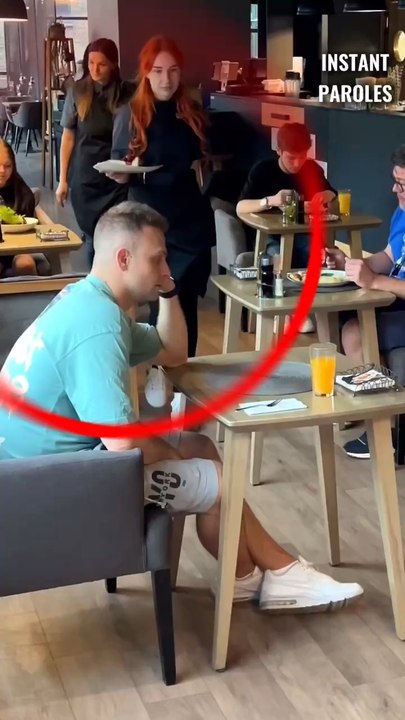 Cet homme fête son anniversaire seul au restaurant puis reçoit une compagnie inattendue