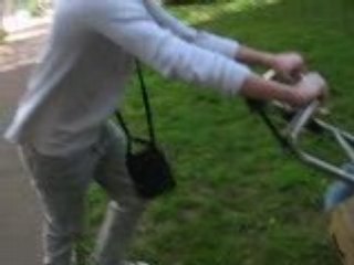 Aurelien tond le gazon