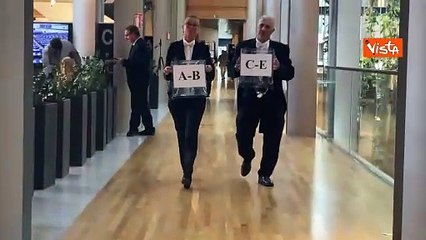 I commessi del Parlamento Ue riportano in aula le urne vuote dopo lo spoglio per elezione Presidente