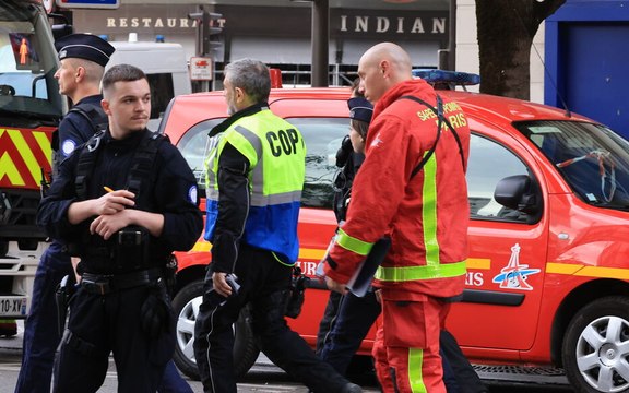 Paris : une voiture percute une terrasse de restaurant, un mort et des blessés en urgence absolue