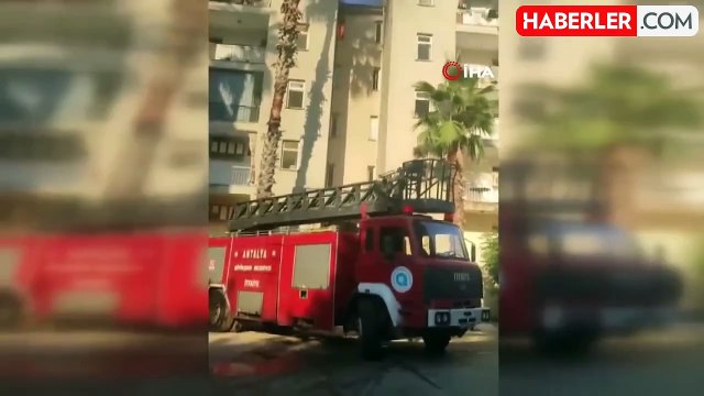 Evini alev alev yakıp jiletle kendisine zarar verdi! Öfkeli komşular linç etmek istedi