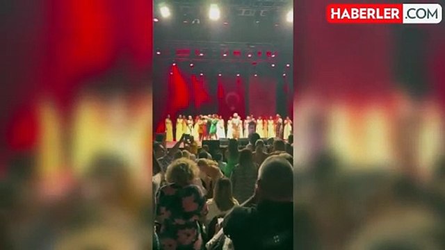 Yunan şarkıcı, Türk bayrağı ve Atatürk posteri var diye sahneye çıkmadı, Belediye Başkanı ateş püskürdü: Bu şehrin sınırlarını terk et