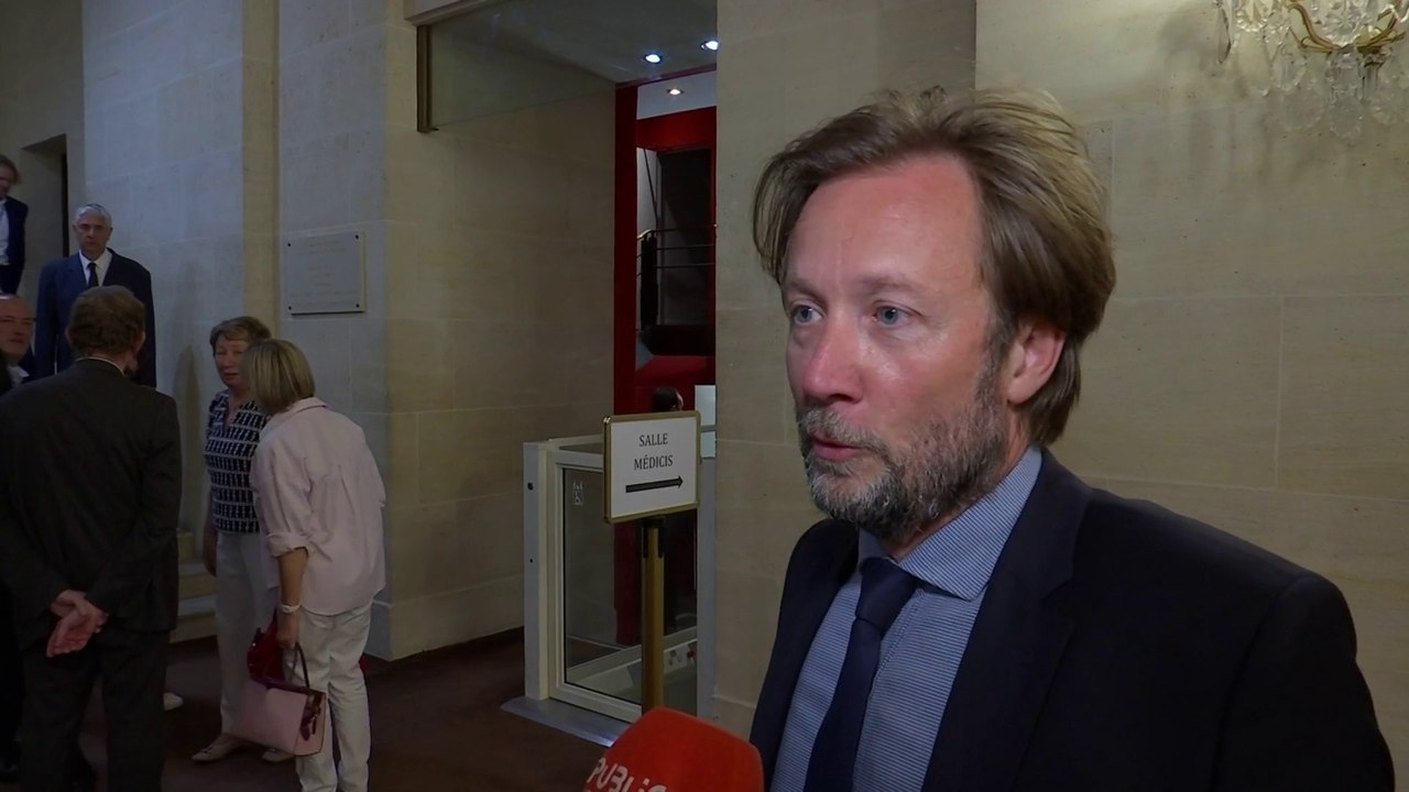 Au Sénat, Boris Vallaud et les députés socialistes retrouvent leurs collègues sénateurs