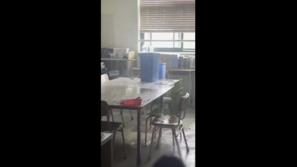 폭우로 학교 건물 내부로 빗물 새 / YTN
