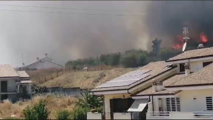 Casal Lumbroso, le fiamme minacciano le case - Video