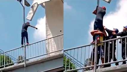 CDMX: Policías evitan que un hombre se tire de un puente en Calzada Ermita Iztapalapa