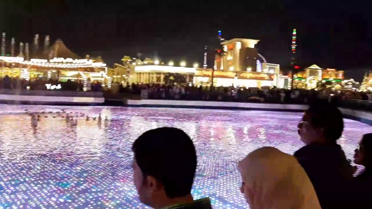 Dancing fountain at dubai 