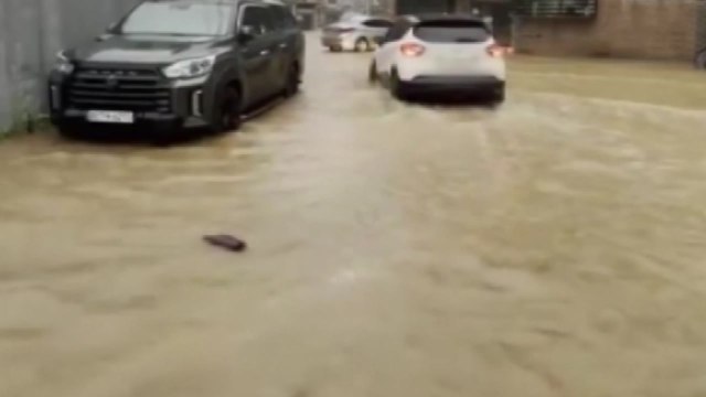 [제보영상 18일 4번] 김포 주택가 앞 도로 물바다... 하수 역류 / YTN