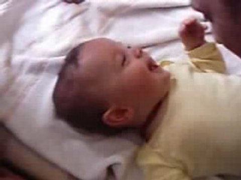 bébé qui rit c trop mimi