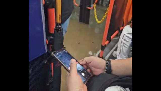 [제보영상] 경기 화성시 병점역 인근 도로 침수...버스에 물 들어차 / YTN