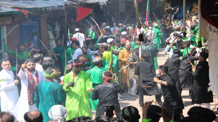 खुद को किया लहूलुहान, तलवारों से खेला हाईदौस