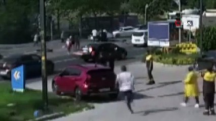 Kamyon, trafik ışıklarında bekleyen araçları böyle biçti