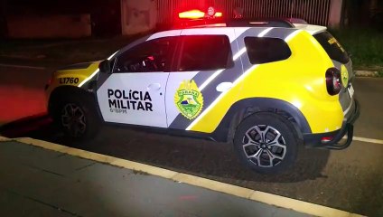 Motorista é detido pela PM após bater em carro estacionado