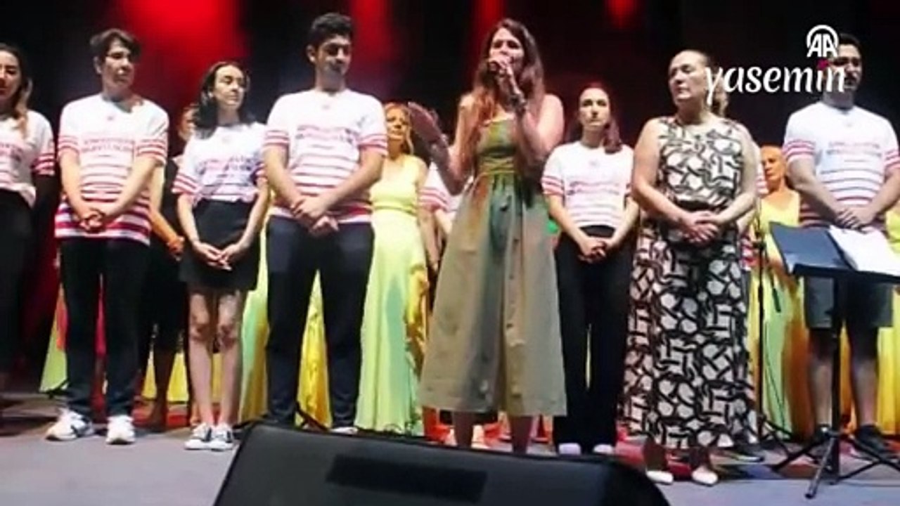 Türk Bayrağı ve Atatürk posterinden rahatsız olan Yunan şarkıcıdan hadsizlik! Sahneye çıkmadı