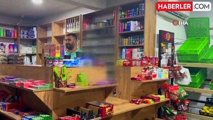 İnşaat işçisi çamur olan ayakkabısını çıkararak markete girdi, takdir topladı