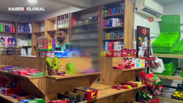 İnşaat işçisinden işletme sahibini duygulandıran hareket: Zemin kirlenmesin diye...