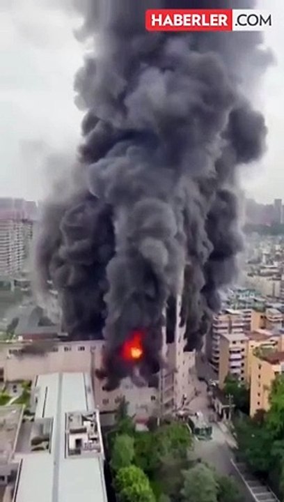 Çin'de, 14 katlı bir alışveriş merkezinde çıkan yangında 16 kişi hayatını kaybetti