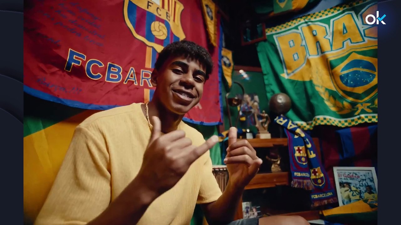 Con Ronaldinho, Iniesta, Puyol...: el Barcelona presenta al fin su nueva camiseta para la próxima temporada