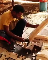 फैक्ट्री में क्रिकेट बैट बन रहा है