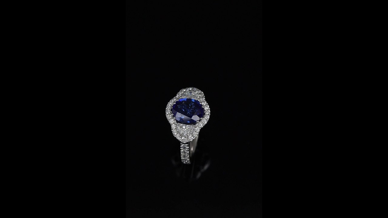 Anello con zaffiro certificato taglio ovale e due diamanti mezzaluna della collezione Prestige realizzato dalla Gioielleria Casavola di Noci (BA)