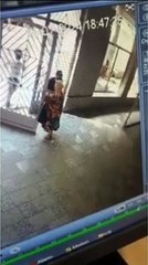 Milano, due ladri rubano una collanina