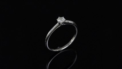 Anello solitario in oro bianco con montatura a sei griffe della Gioielleria Casavola di Noci