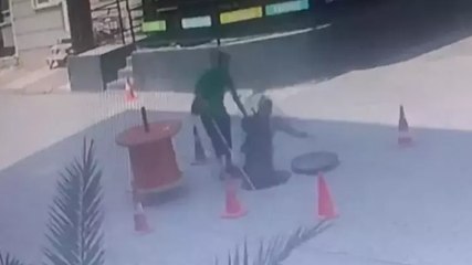 Görme engelli çift, kapağı açık bırakılan rögara düştü! O anlar kamerada