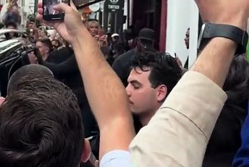 Eminem surprises fans at London Death Of Slim Shady pop up