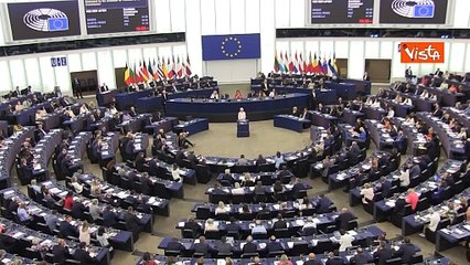 Eurodeputata estrema destra romena urla con museruola durante discorso von der Leyen in Aula