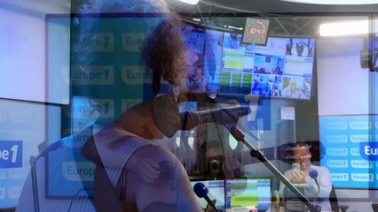 La chanteuse NYV interprète son single «Comme ceux qui s'aiment» en live dans le club de l'été !