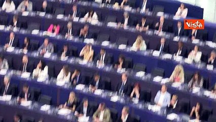 Standing ovation per von der Leyen da eurodeputati "centristi", destra e sinistra non applaudono