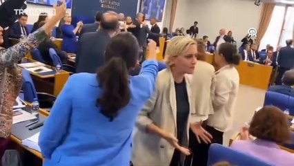 Kızını köpeklerin saldırısında kaybeden anne milletvekillerine kızının ayakkabısını gösterdi