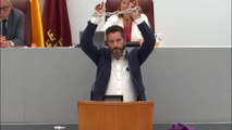 Un diputado de Podemos se encadena las manos tras ser sancionado con un mes sin sueldo