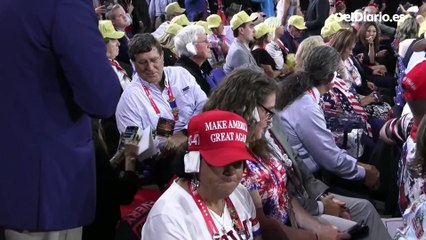Votantes republicanos se vendan la oreja derecha para apoyar a Trump: "Lo hago por solidaridad con él"