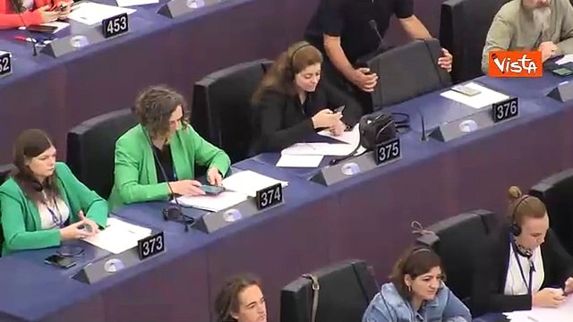 Standing ovation per von der Leyen da eurodeputati centristi , destra e sinistra non applaudono